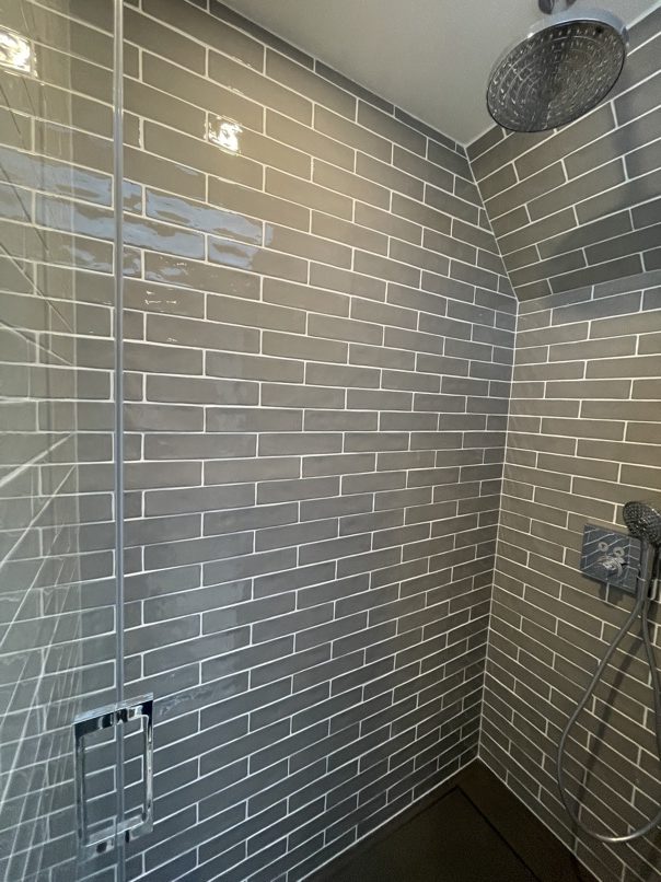 carrelage salle de bain metro gris brillant