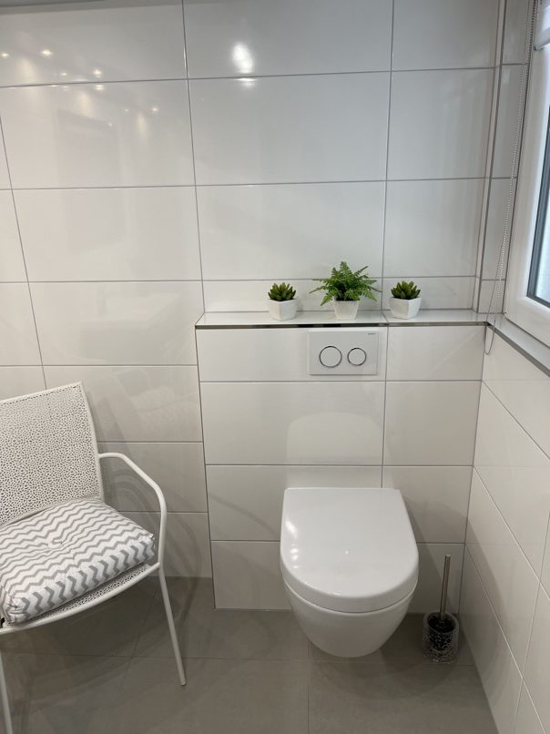 carrelage blanc lumineux clair brillant salle de bain wc toilette