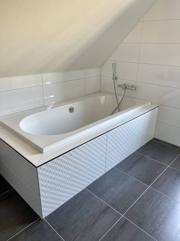 carrelage baignoire salle de bain blanc carreaux relief damier