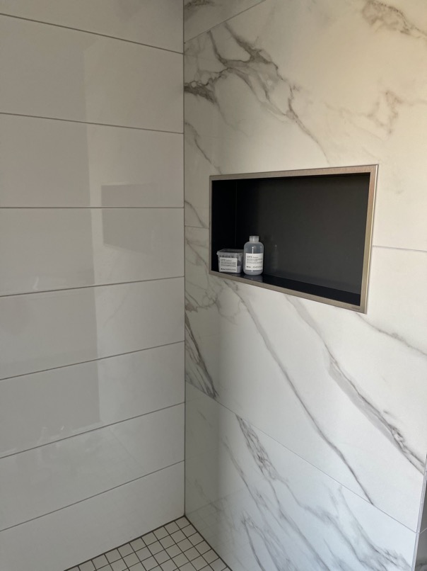 carrelage douche effet marbre niche noire pour produits