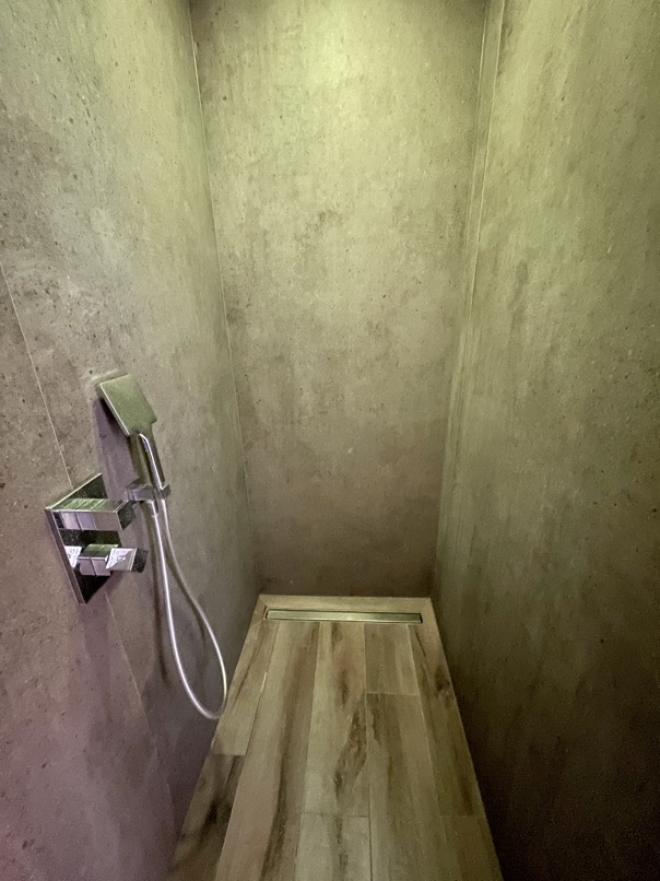 Carrelage douche salle de bain effet béton imitation beton grand fomat XXL bac de douche italienne
