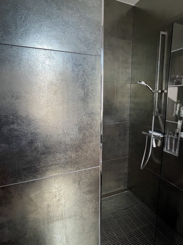 Carrelage salle de bain brillant métallique foncé métallisé douche