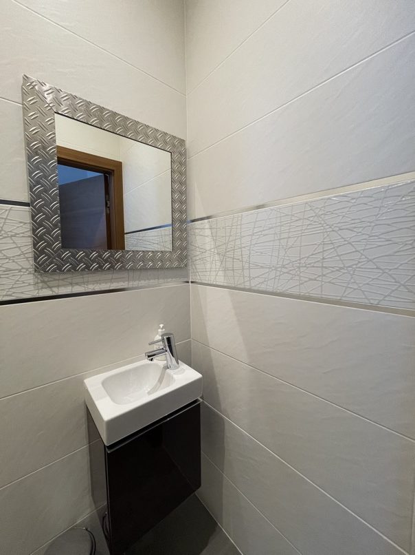carrelage toilettes blanc wc relief motifs lignes